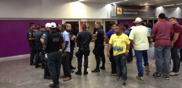 A segurança foi reforçada a pedido do Vasco durante desembarque nesta quinta-feira - Bruno Braz/UOL