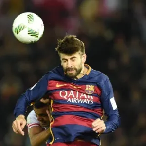 Piqué afasta o perigo da defesa do Barcelona na final do Mundial - AFP PHOTO / TOSHIFUMI KITAMURA