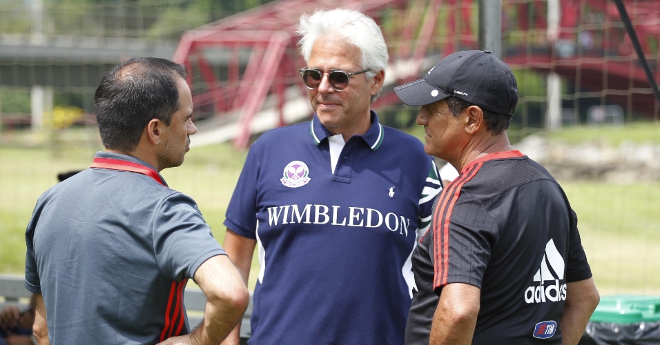 Flávio Godinho (frente) conversa com Rodrigo Caetano e Muricy Ramalho no Flamengo