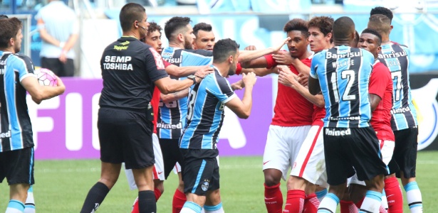 Edilson (centro) discute com jogadores do Inter e é expulso ao lado de Rodrigo Dourado - ROBERTO VINÍCIUS/ESTADÃO CONTEÚDO