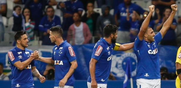 Com dois gols de Ábila, Cruzeiro supera Atlético-GO e volta a vencer