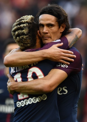 Cavani e Neymar se abraçam durante PSG x Bordeaux - AFP PHOTO / FRANCK FIFE - AFP PHOTO / FRANCK FIFE
