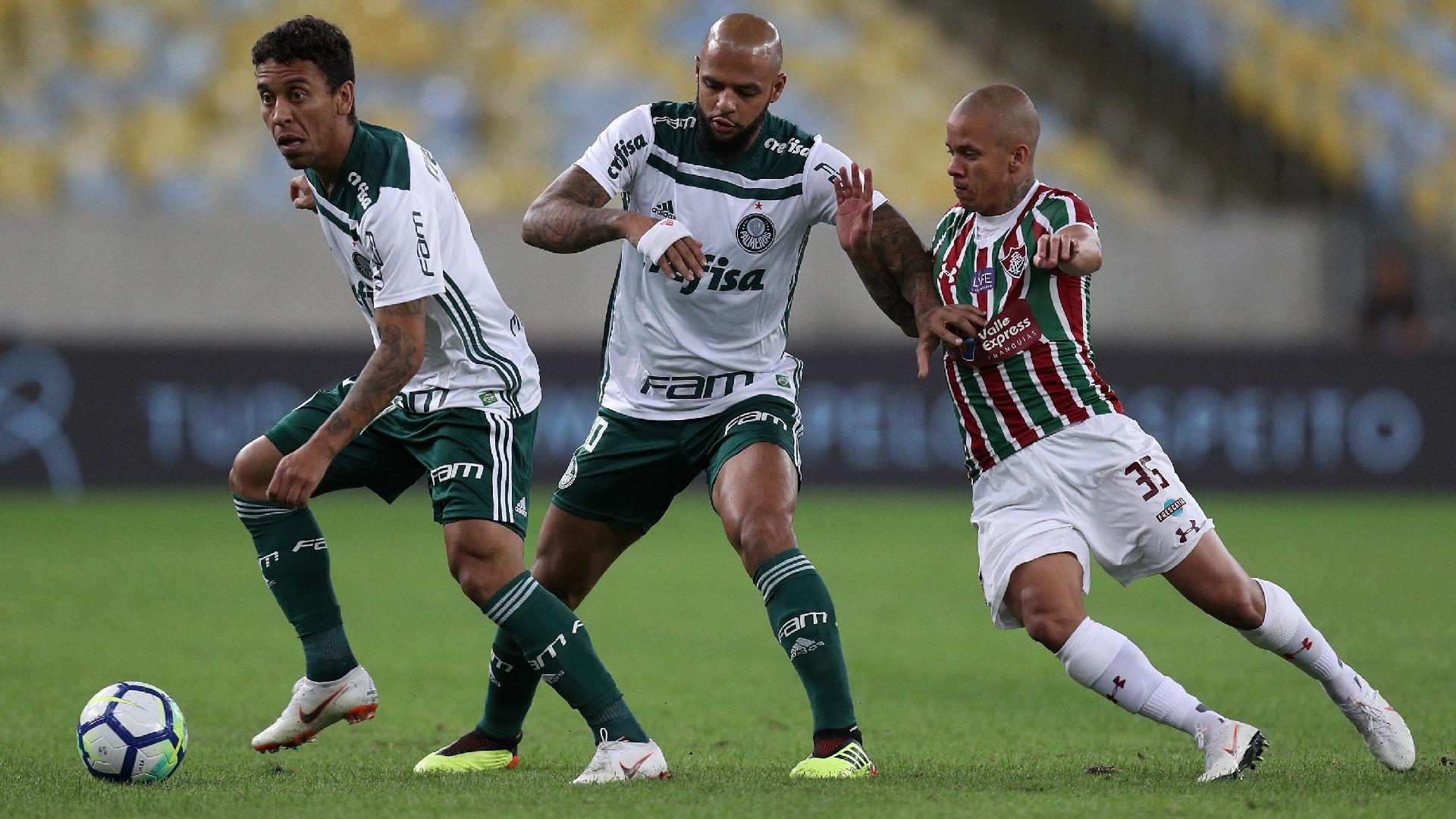 Marcos Rocha domina, e Felipe Melo segura Marcos Júnior no jogo Fluminense x Palmeiras