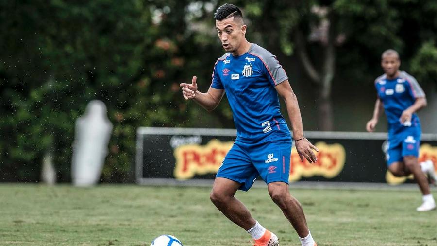 Fernando Uribe recebe a bola em treino do Santos - Ivan Storti/Santos FC