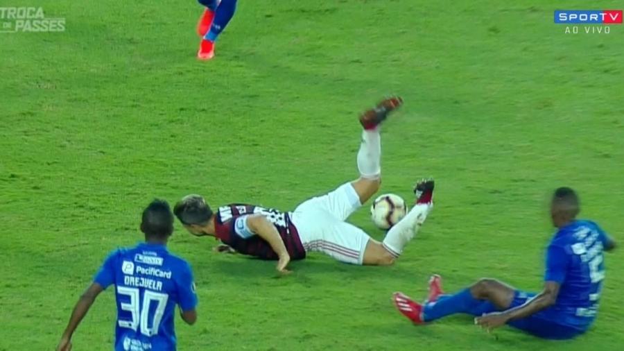Diego fraturou o tornozelo esquerdo após entrada dura na partida de ida entre Flamengo e Emelec - Reprodução