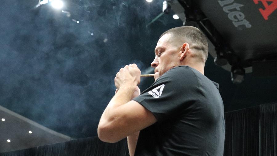 Nate Diaz fuma maconha em treino aberto do UFC 241 - Diego Ribas
