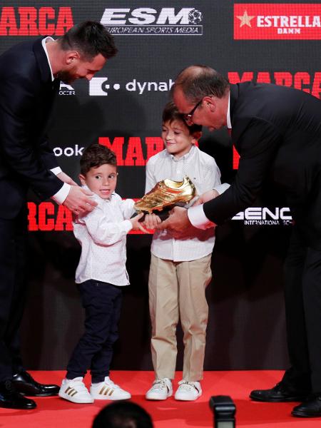 Mateo (à esquerda) e Thiago (à direita) levaram o troféu até o pai, o craque Lionel Messi - Albert Gea/Reuters