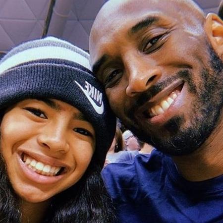 Kobe Bryant e a filha, Gianna, durante partida de basquete. Ambos morreram em um acidente de helicóptero neste domingo (26) - Divulgação