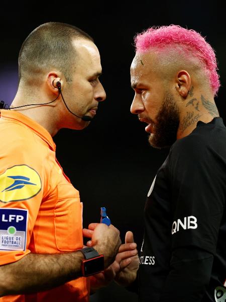 01.fev.2020 - Neymar fala com o árbitro em PSG x Montpellier - Gonzalo Fuentes / Reuters