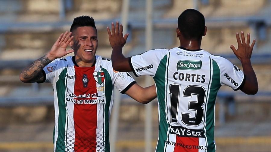 Jogadores do Palestino comemoram gol contra o Cerro Largo na Libertadores 2020 - JAVIER TORRES / AFP