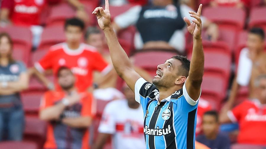 Diego Souza do Grêmio comemora gol contra o Internacional - Pedro H. Tesch/AGIF