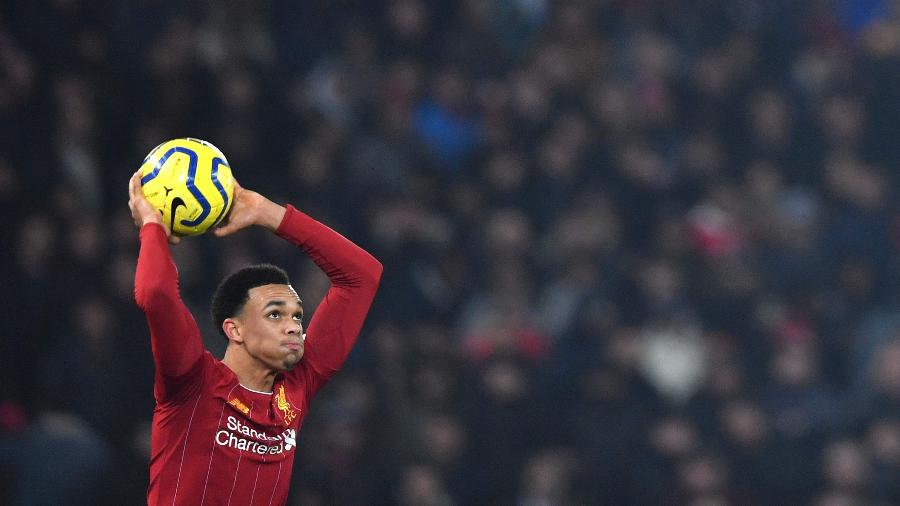 Trent Alexander-Arnold cobra lateral pelo Liverpool  - Paul Ellis/AFP