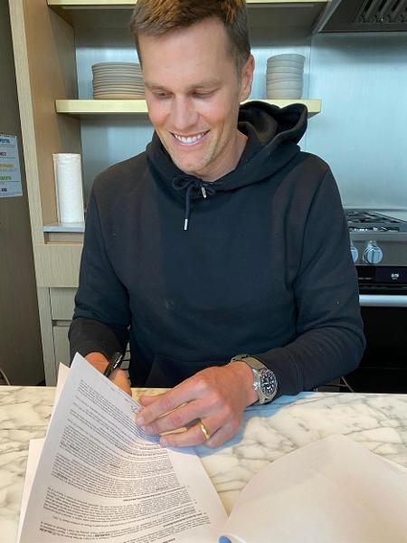 Tom Brady assina com o Tampa Bay Buccaneers - Reprodução/Instagram Tom Brady