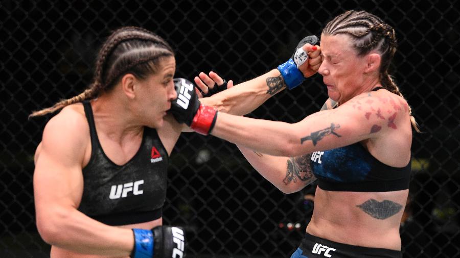Jennifer Maia (esq) acerta Joanne Calderwood (dir) durante luta no UFC em Las Vegas  - Chris Unger/Zuffa LLC via Getty Images
