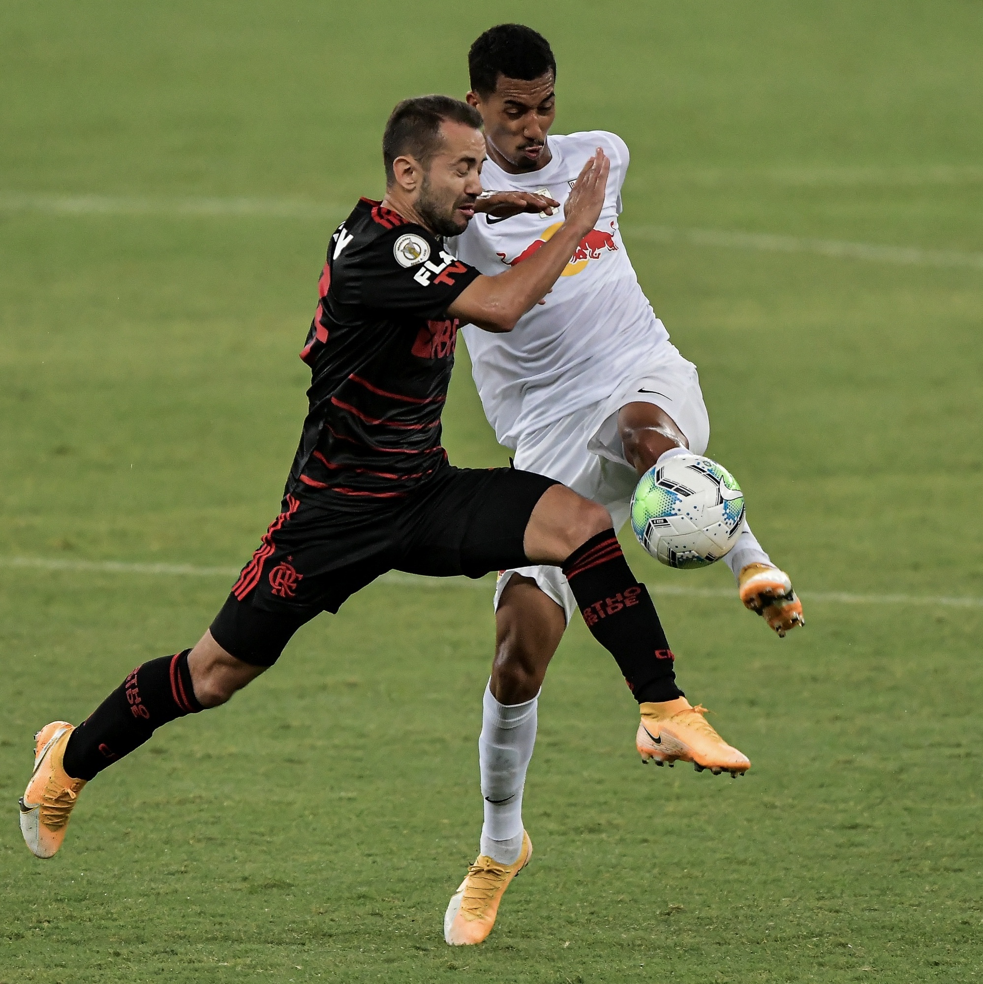 Flamengo despacha Bragantino em jogo frenético e cola no líder Palmeiras -  Placar - O futebol sem barreiras para você