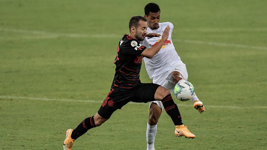 Everton Ribeiro, jogador do Flamengo, disputa lance com Weverson, jogador do RB Bragantino, durante partida do Brasileirão 2020 - Thiago Ribeiro/AGIF
