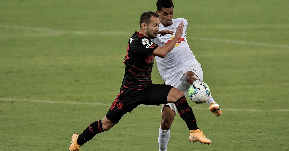 Everton Ribeiro, jogador do Flamengo, disputa lance com Weverson, jogador do RB Bragantino, durante partida do Brasileirão 2020