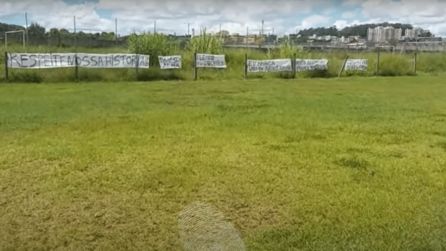 Faixas penduradas por torcedores do Corinthians no CT Joaquim Grava - Reprodução/Youtube Indentidade Corinthiana