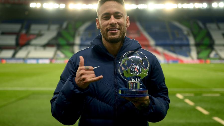 Neymar recebe o troféu de melhor em campo no confronto contra o Bayern - Alexander Scheuber - UEFA/UEFA via Getty Images