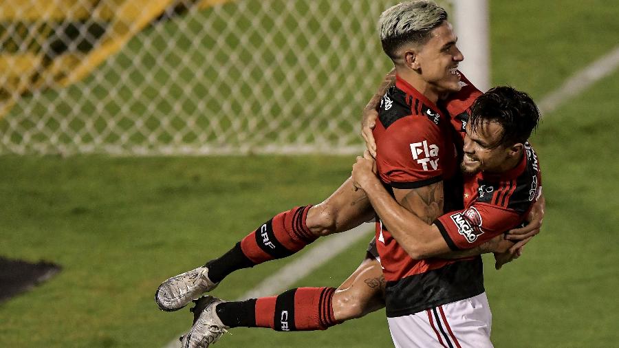 Pedro é abraçado por Michael na comemoração de gol do Flamengo - Thiago Ribeiro/AGIF