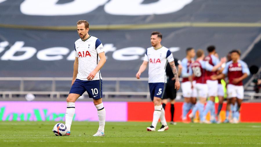 Jogadores do Tottenham lamentam gol sofrido para o Aston Villa - Richard Heathcote / Reuters