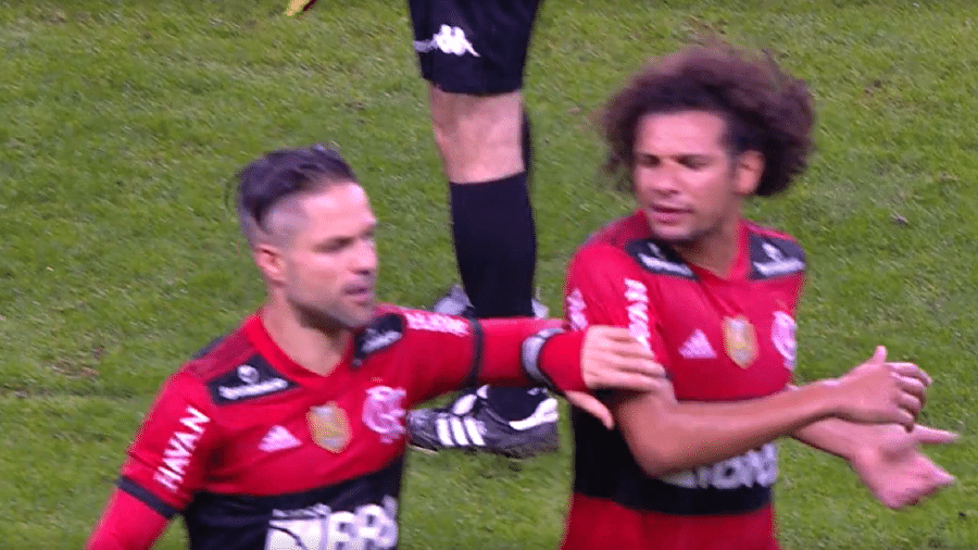 Jogadores do Fla marcam duelo com discussão e clima quente no intervalo contra o Grêmio; confira