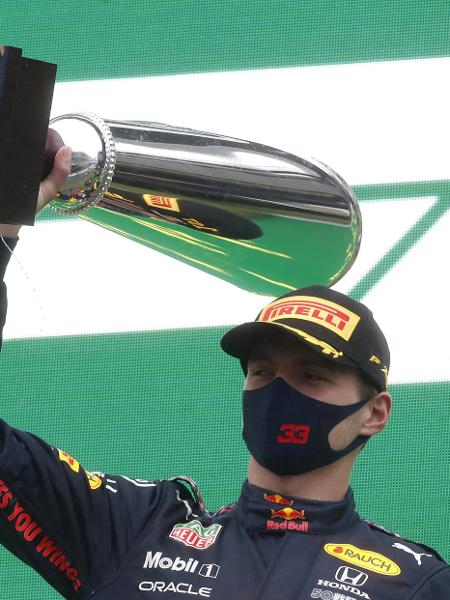 Max Verstappen, da Red Bull, ergue o troféu após vencer o GP da Bélgica de Fórmula 1 - CHRISTIAN HARTMANN/REUTERS