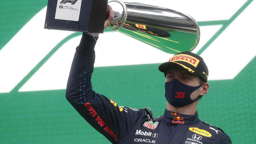 Max Verstappen, da Red Bull, ergue o troféu após vencer o GP da Bélgica de Fórmula 1 - CHRISTIAN HARTMANN/REUTERS
