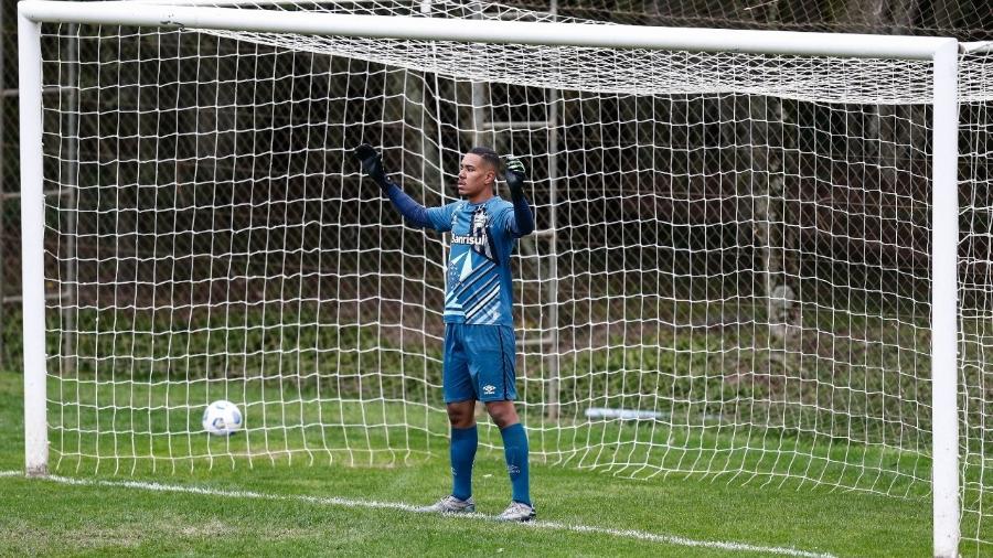 Hugo, goleiro da base do Grêmio que cursa faculdade de direito - Reprodução/Everton Silveira