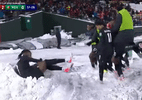 Jogador do Canadá pula na neve para comemorar gol sobre o México; veja - Reprodução/CBS Sport