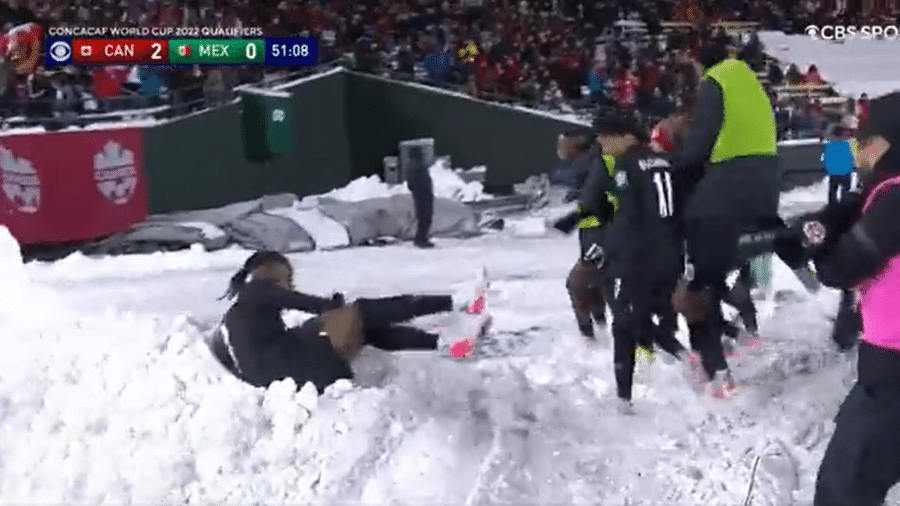 Sam Adekugbe, do Canadá, pula na neve para comemorar o gol - Reprodução/CBS Sport