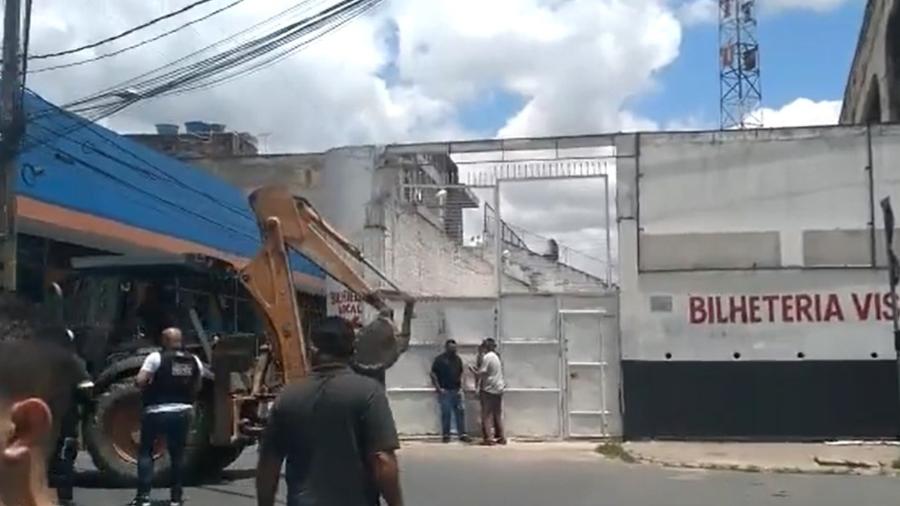 José Porfírio apareceu com uma retroescavadeira no estádio Lacerdão, em Pernambuco - Reprodução/Twitter