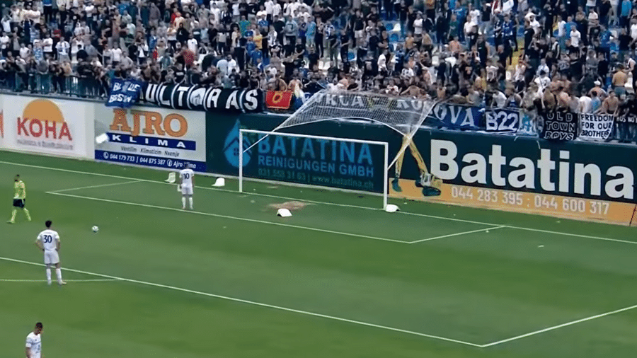 Torcedores do Vushtrria, do Kosovo, protestaram contra a marcação de um pênalti para o time adversário e arrancaram a rede do gol - Reprodução/YouTube