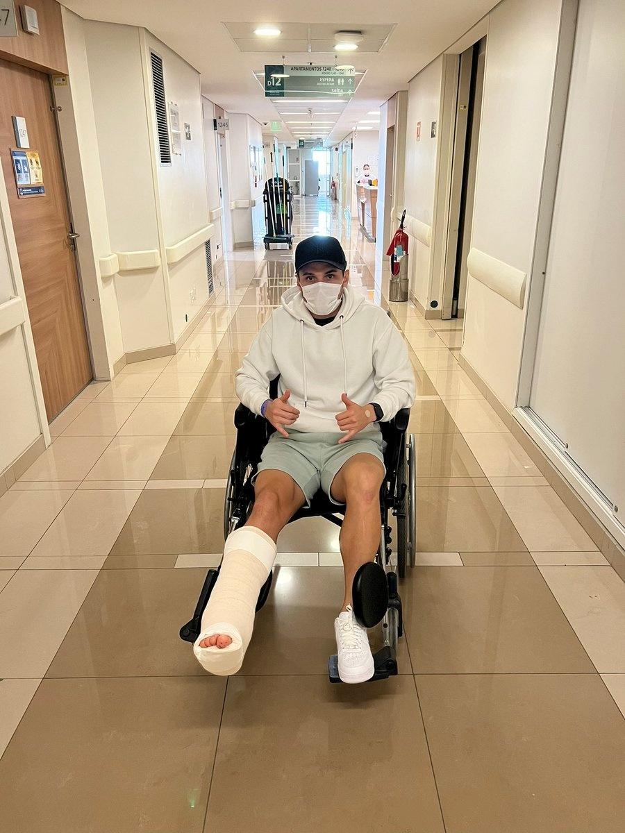 Raphael Veiga posa para foto após cirurgia no tornozelo direito