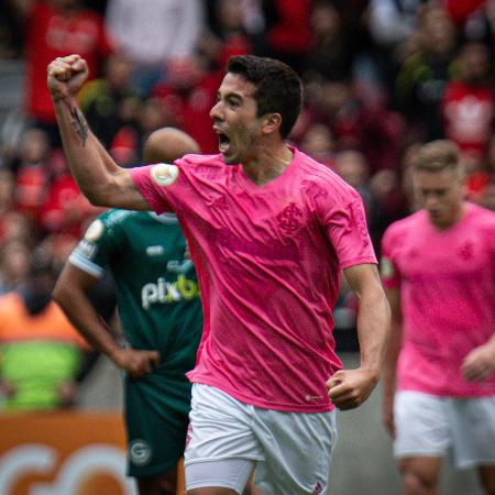 Carlos de Pena comemora gol marcado pelo Inter contra o Goiás no Beira-Rio - Maxi Franzoi/AGIF