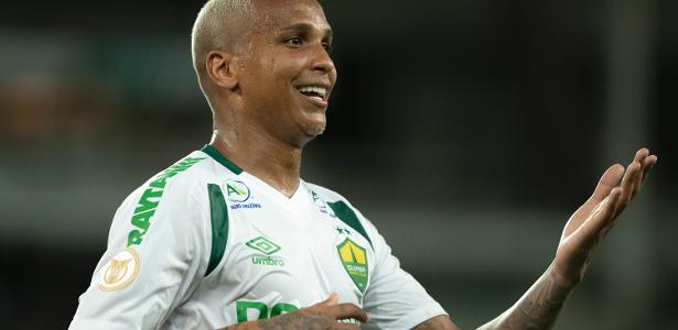 Deyverson lidera jogadores que mais ficam impedidos no Brasileirão