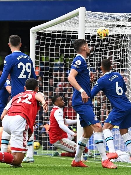 Arsenal sai atrás, mas busca empate com Chelsea no clássico