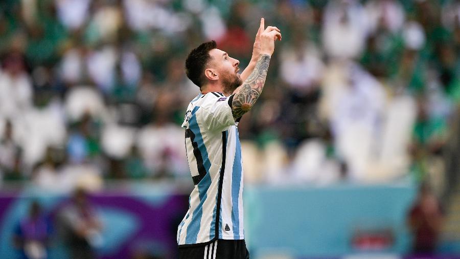 Lionel Messi faz sua comemoração tradicional após marcar contra a Arábia Saudita na Copa do Mundo - BSR Agency/Getty Images
