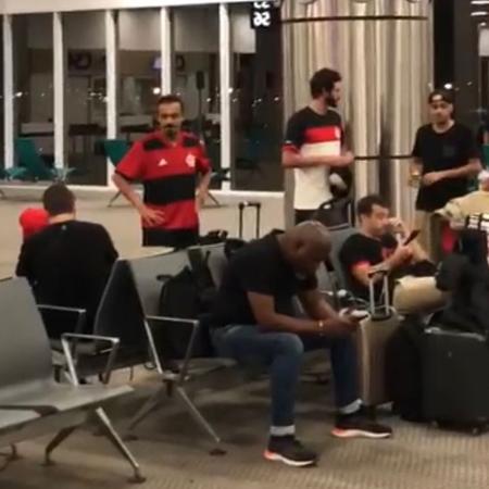 Torcedores do Flamengo embarcam rumo ao Marrocos no aeroporto do Galeão, no Rio de Janeiro - Bruno Braz / UOL