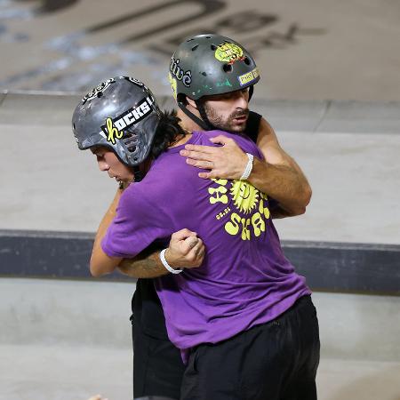 Pedro Barros e Augusto Akio se abraçam no Mundial de Skate Park - Julio Detefon/CBSk