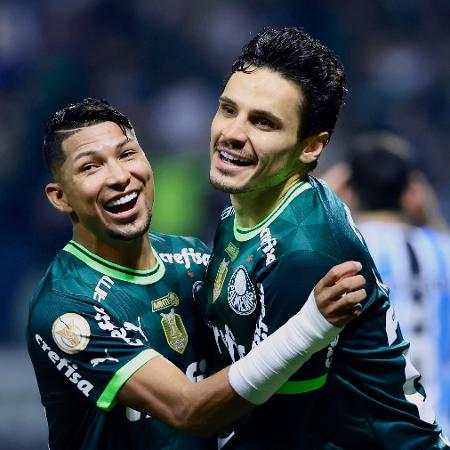 Raphael Veiga comemora com Rony seu gol na partida entre Palmeiras e Grêmio, pelo Brasileirão - Marcello Zambrana/AGIF