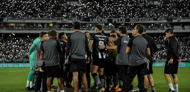 Jogadores do Botafogo são aplaudidos pelos torcedores após empate