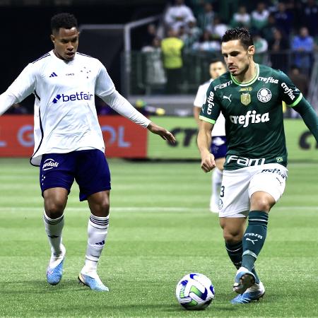 Raphael Veiga em ação durante Palmeiras x Cruzeiro, jogo do Campeonato Brasileiro