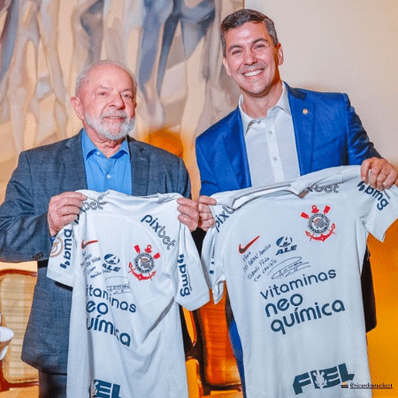 Luiz Inácio Lula da Silva e Santiago Peña com camisas do Corinthians autografadas por Ángel Romero