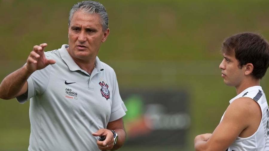 Tite conversa com Everton Ribeiro em um treino do Corinthians. Hoje são companheiros no Flamengo Tite conversa com Everton Ribeiro em um treino do Corinthians. Hoje são companheiros no Flamengo
