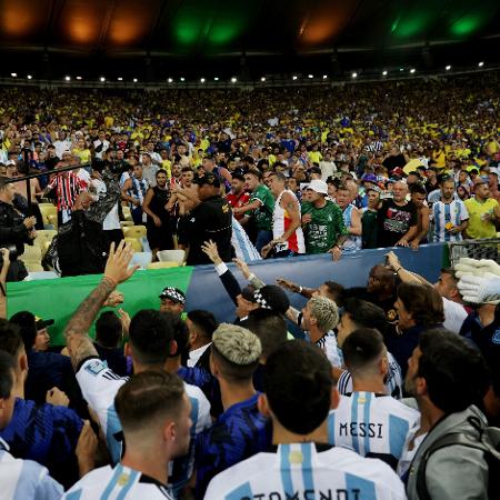 Jogadores da Argentina tentam amenizar confusão na arquibancada do Maracanã no jogo contra o Brasil, pelas Eliminatórias