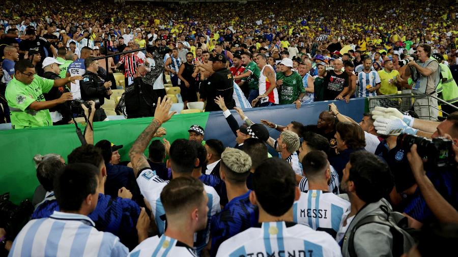 Jogadores da Argentina tentam amenizar confusão na arquibancada do Maracanã no jogo contra o Brasil, pelas Eliminatórias