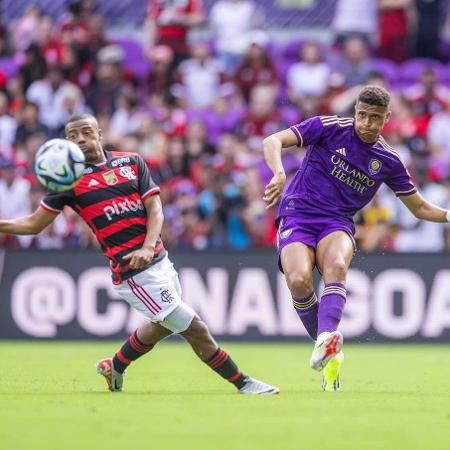 De La Cruz disputa a bola durante Orlando City x Flamengo, amistoso disputado nos EUA