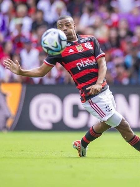 De La Cruz disputa a bola durante Orlando City x Flamengo, amistoso disputado nos EUA