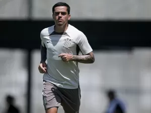 Fagner ignora folga e vai ao CT do Corinthians para seguir tratamento de lesão